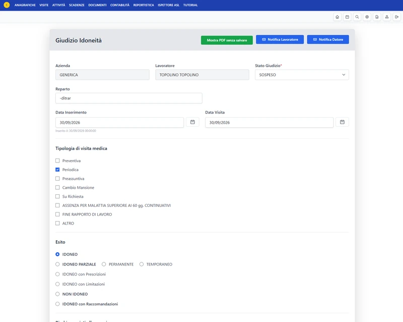 Schermata reale del CRM KIRKIMed: modulo «Giudizio Idoneità» con azienda, lavoratore, stato del giudizio, reparto, data di inserimento e data della visita; tipologia di visita (preventiva, periodica, preassuntiva, cambio mansione, su richiesta, assenza per malattia superiore ai 60 giorni continuativi, fine rapporto di lavoro, altro) ed esito (idoneo, idoneo parziale permanente o temporaneo, idoneo con prescrizioni, con limitazioni, non idoneo, idoneo con raccomandazioni). In alto i pulsanti Mostra PDF senza salvare, Notifica lavoratore e Notifica datore.