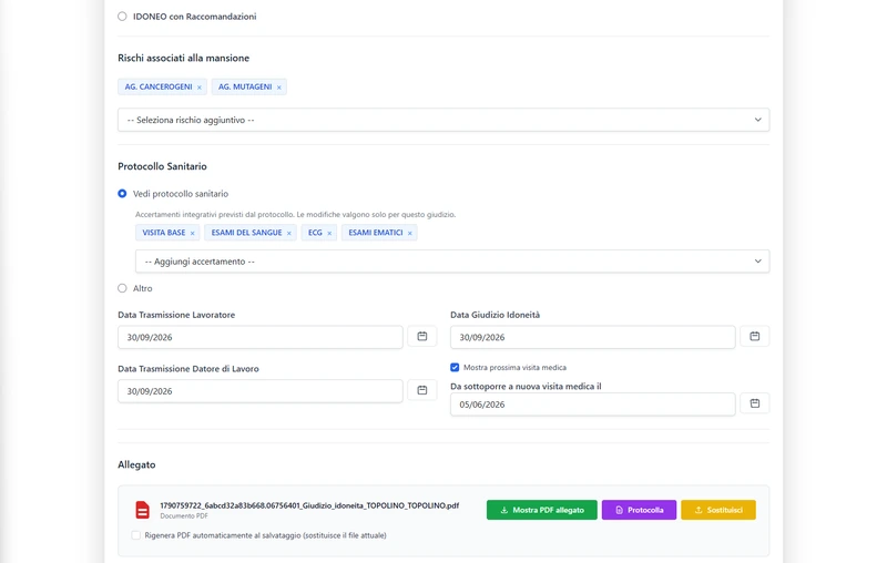 Schermata reale del CRM KIRKIMed, seconda parte del modulo «Giudizio Idoneità»: rischi associati alla mansione (agenti cancerogeni, agenti mutageni), protocollo sanitario con gli accertamenti previsti (visita base, esami del sangue, ECG, esami ematici) e menu per aggiungerne altri; date di trasmissione al lavoratore e al datore di lavoro, data del giudizio e data della prossima visita medica; sezione Allegato con il PDF del giudizio e i pulsanti Mostra PDF allegato, Protocolla e Sostituisci, con la casella per rigenerare il PDF al salvataggio.